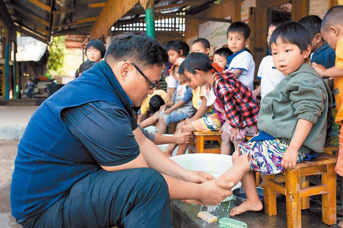 魯瑪夫為緬北克欽難民營的孩子洗腳。