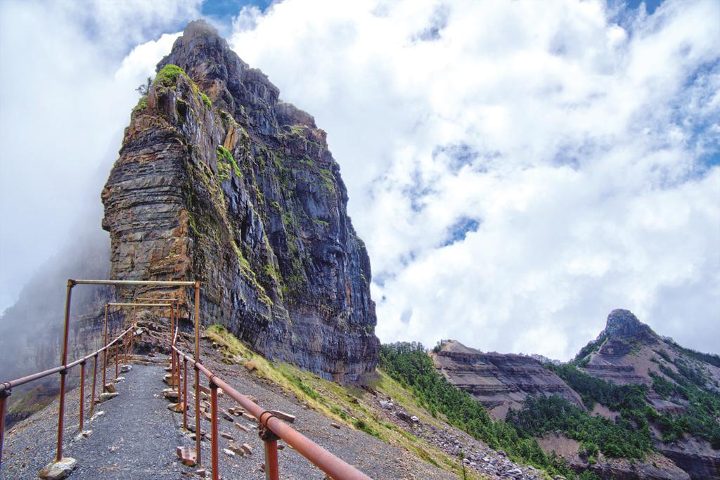 大霸尖山左與小霸尖山