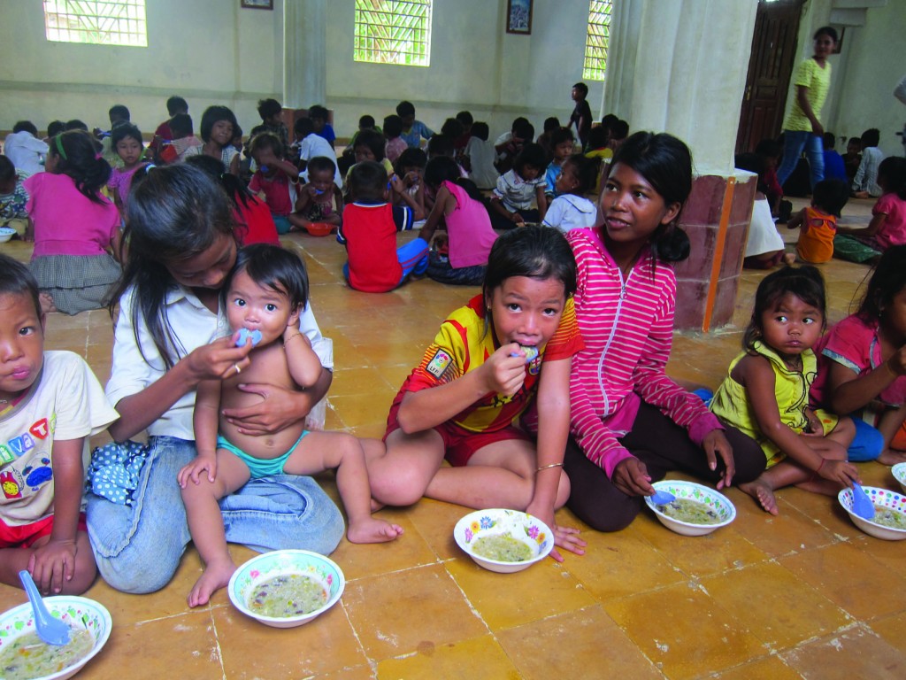 孩子們有次序地享用餐點