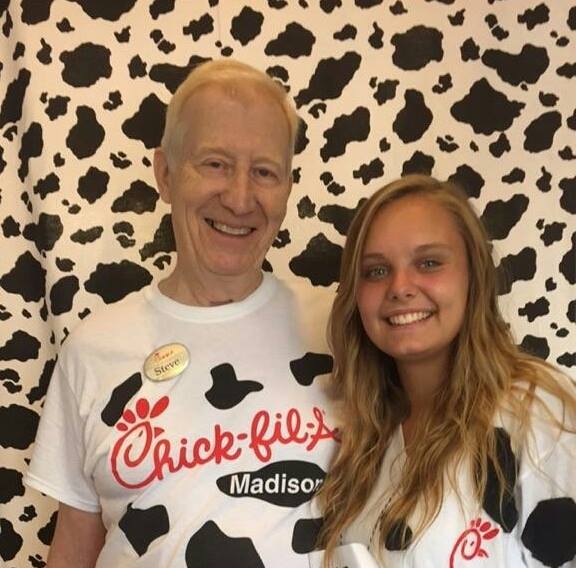 穿著公司T恤的斯普雷與同事合照。(來源：chick-fil-a Madison(AL) Facebook)