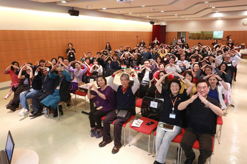 王偉華會長（前排右一）與展望會資助人合影