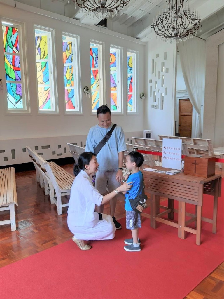 鄭學力為遊客孩子及家庭祝福