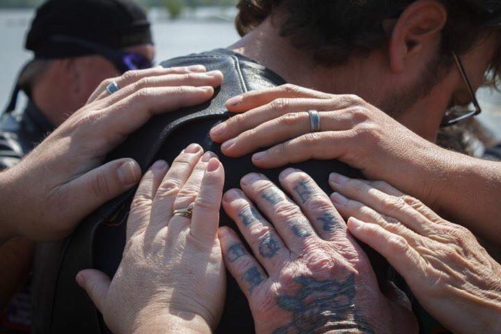 禱告的手。（圖／Facebook@Faith Riders of Chequamegon）