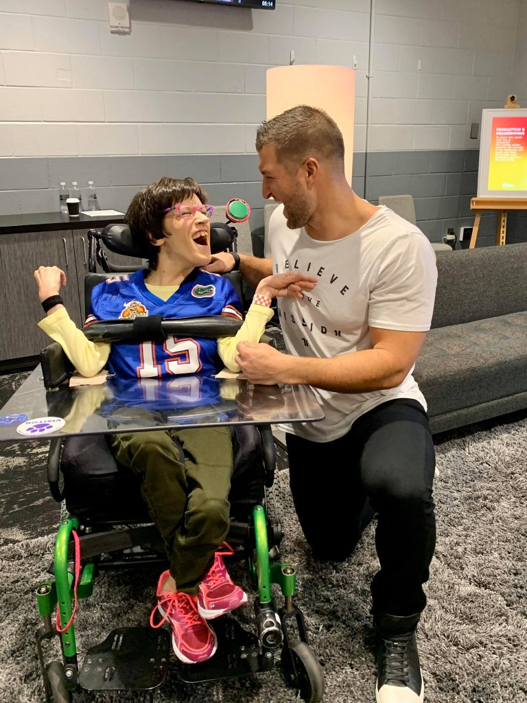 探望身障粉絲。（圖／Facebook@Tim Tebow）