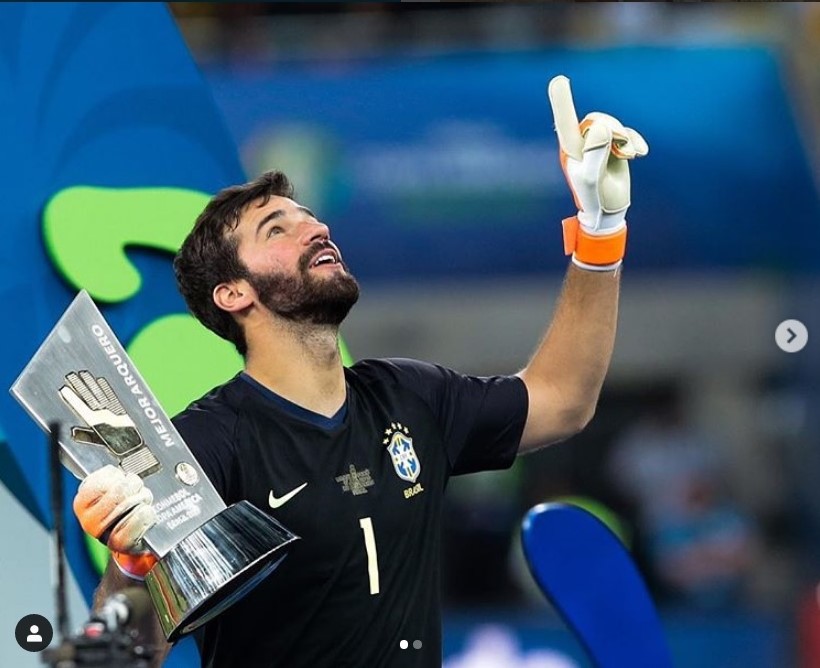 球場上喜歡指向天空，將榮耀歸給主。（圖／IG@alissonbecker） 