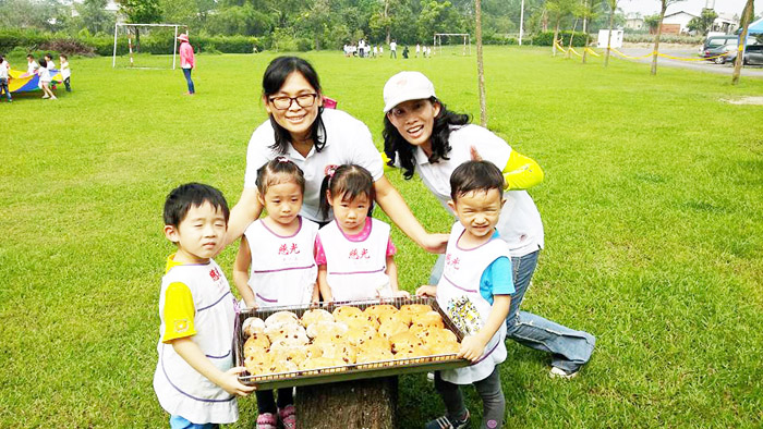 慈光幼兒園孩子們至傳愛浸信會烤麵包。(取自傳愛浸信會臉書)