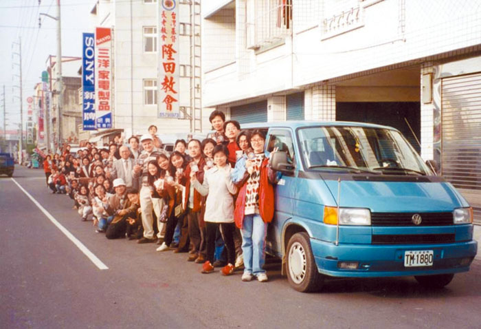 福音車與佈道的學生們合影。（圖／以琳基督徒中心提供）