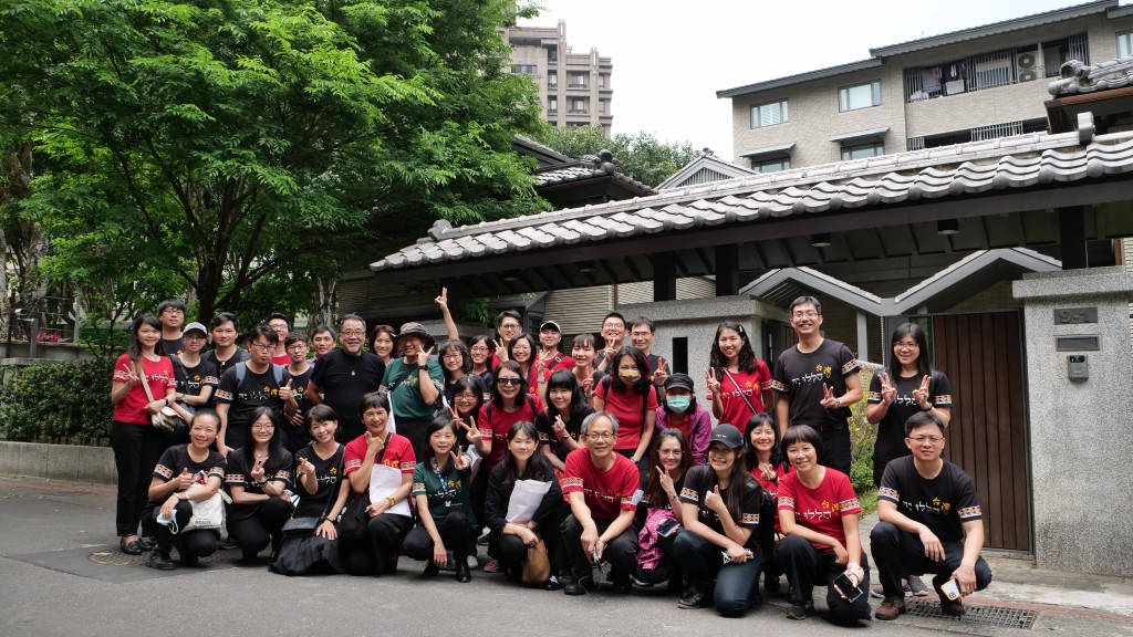 台南聖教會同工在齊東會館前合影。(台南聖教會提供)