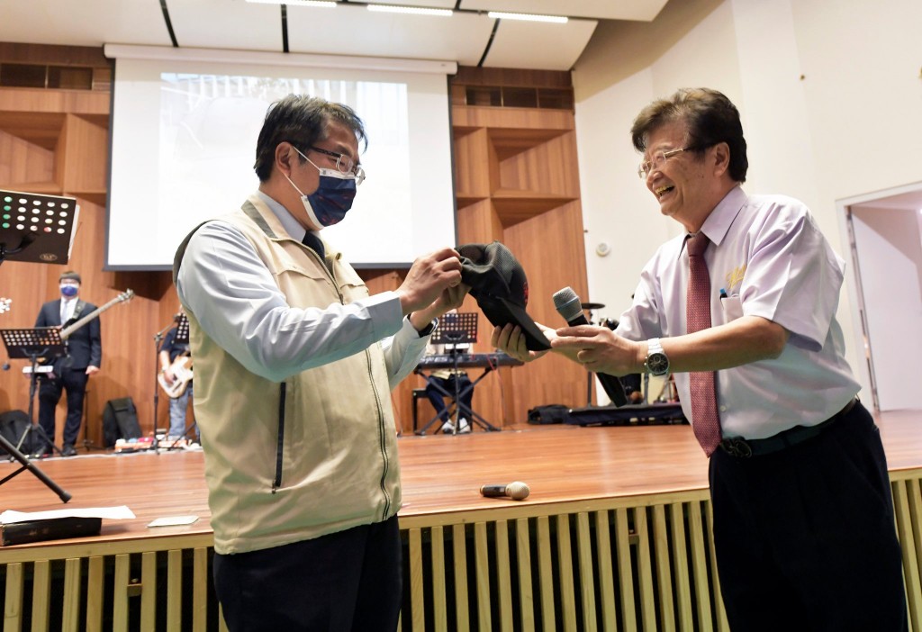 林憲平牧師致贈市長與議員們繡上「Hallelujah 」的帽子。(圖/虹橋傳道會提供)