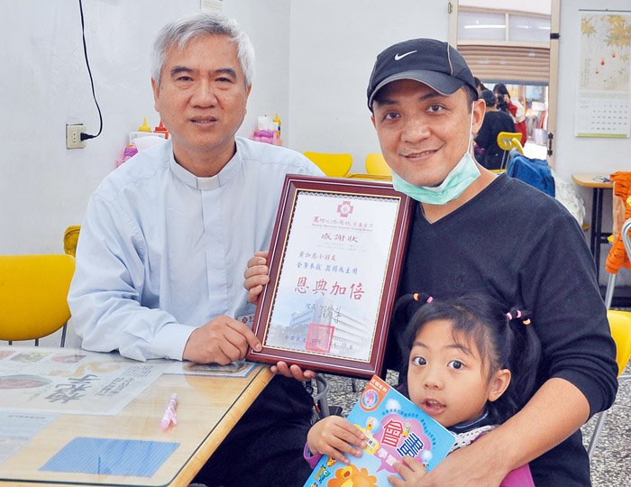 台東馬偕潘稀祺牧師帶領關懷團隊到家中慰問並贈感謝狀(圖/台東馬偕醫院提供)