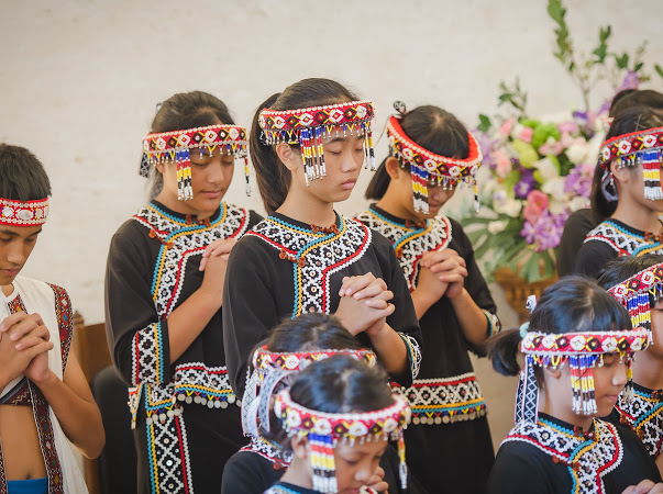 孩子們向神禱告呼求。（圖／馬彼得校長提供）