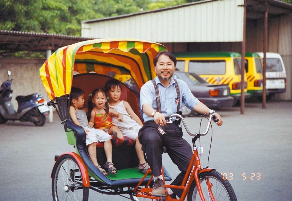 牧師三輪車夫載客傳福音。