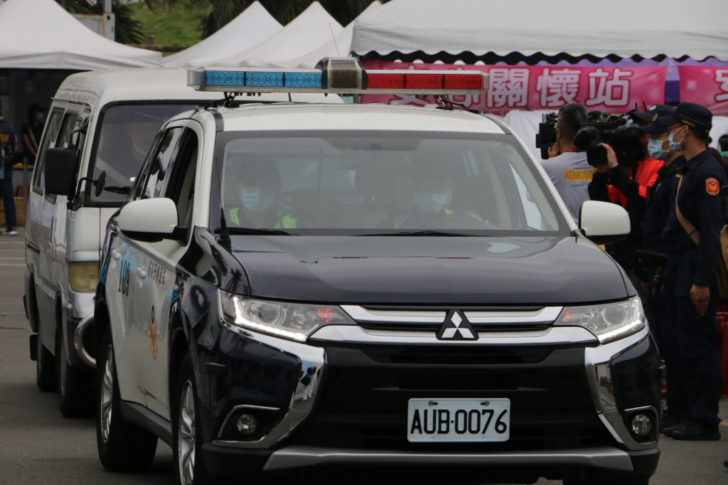 警車開道送大體回鄉.(救助協會提供)