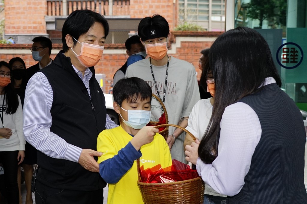 賴副總統和課輔班孩子到郵局發復活節蛋（淡江教會提供）