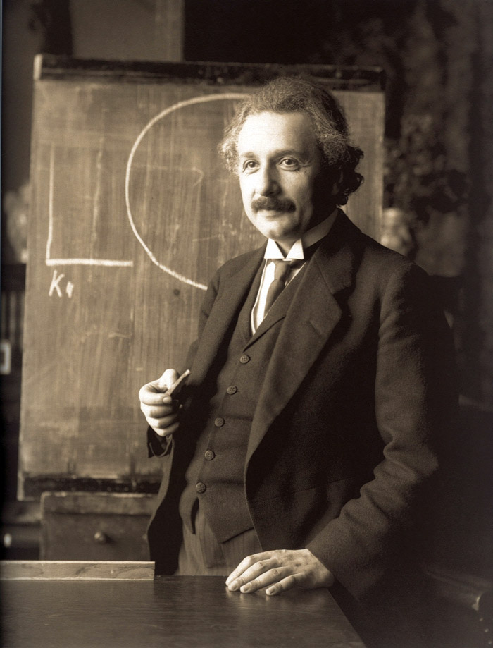 愛因斯坦1921年演講 （F Schmutzer攝影，來源維基）