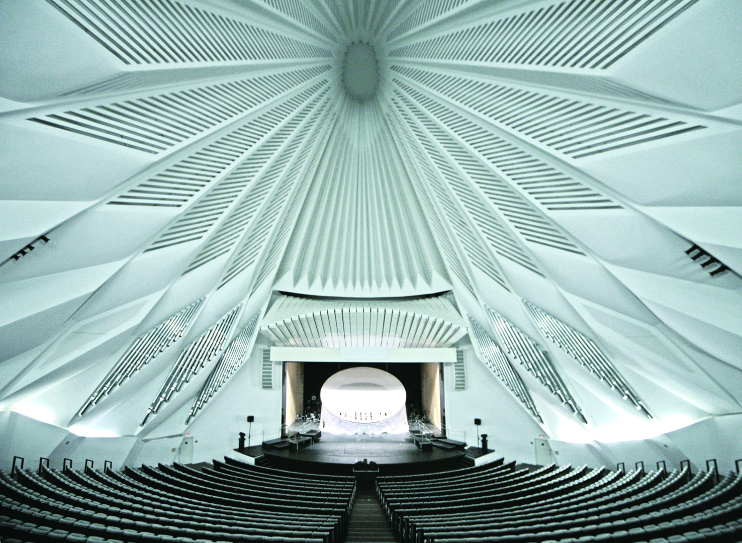 交響樂廳裡，浪花般的折板天花提供聲音均勻散射