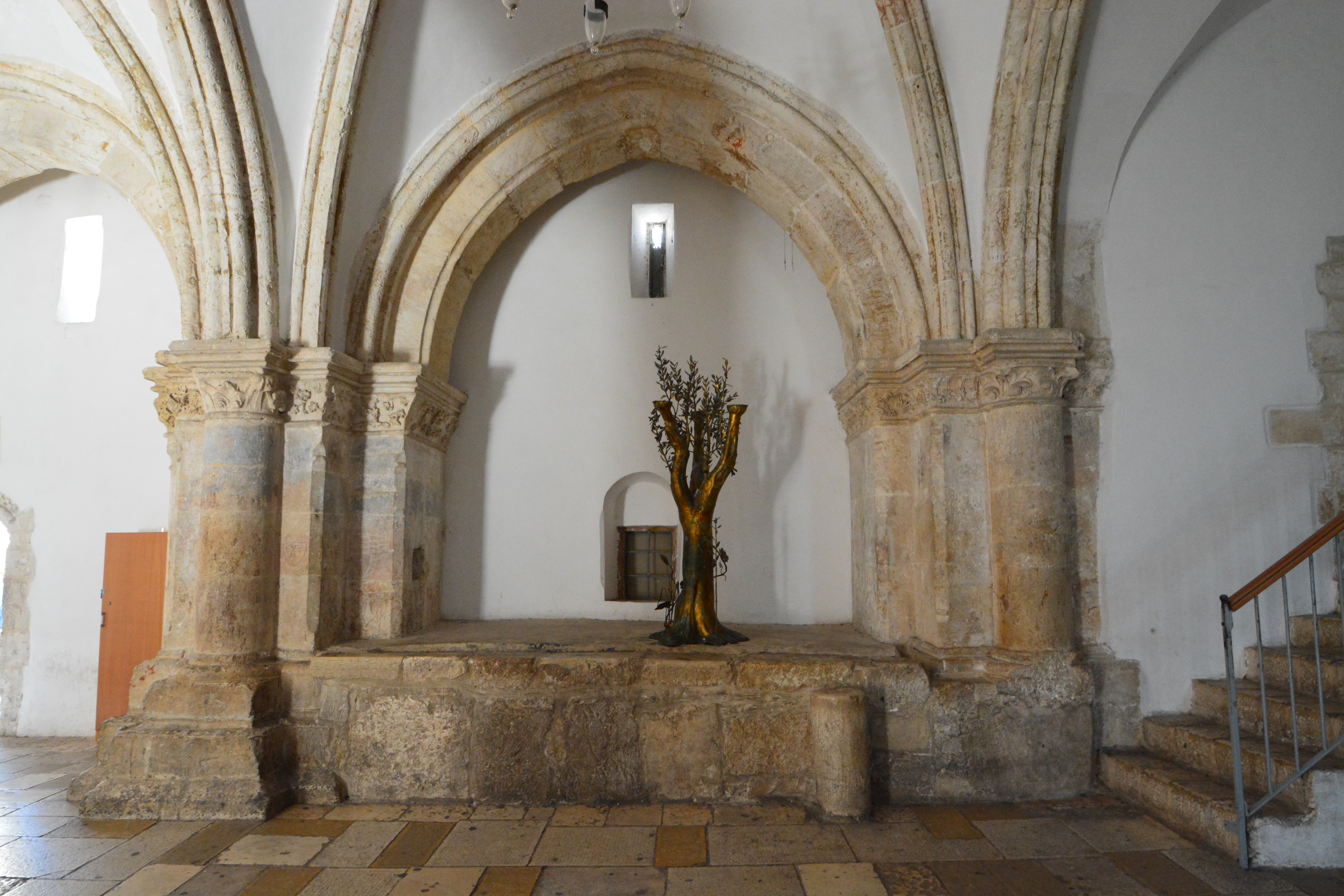 空房間中間的橄欖樹象徵基督教是從猶太教發芽出的枝子。（約阿咪提供）