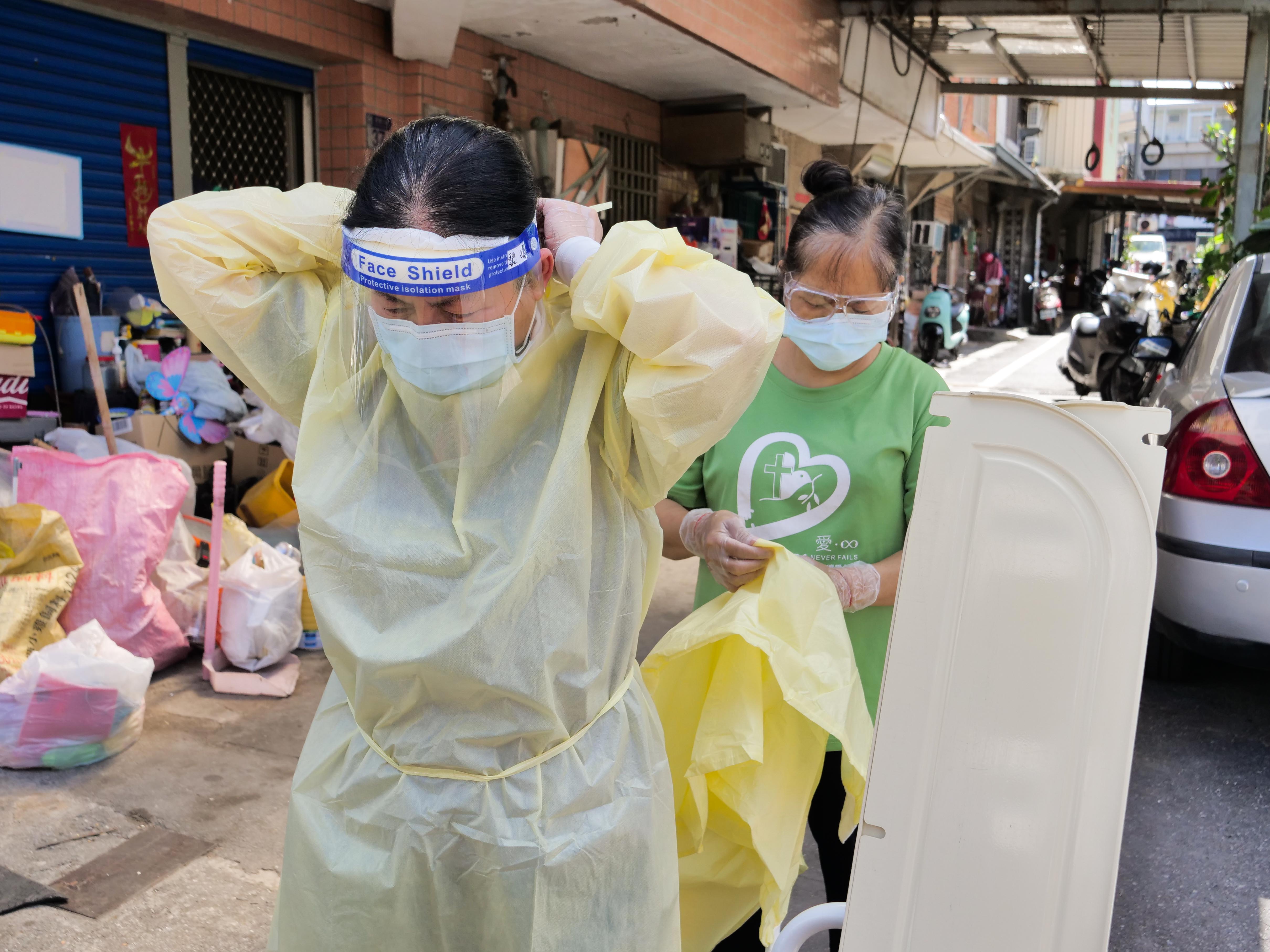 若有疫情發生的村里，或是有從外地回來的同住者，照服員就會穿戴防護衣。(門諾基金會提供)