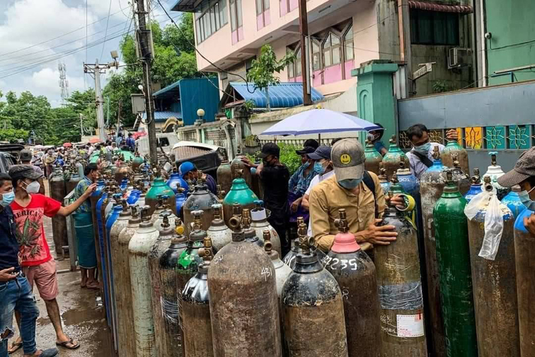 民眾爭搶氧氣瓶