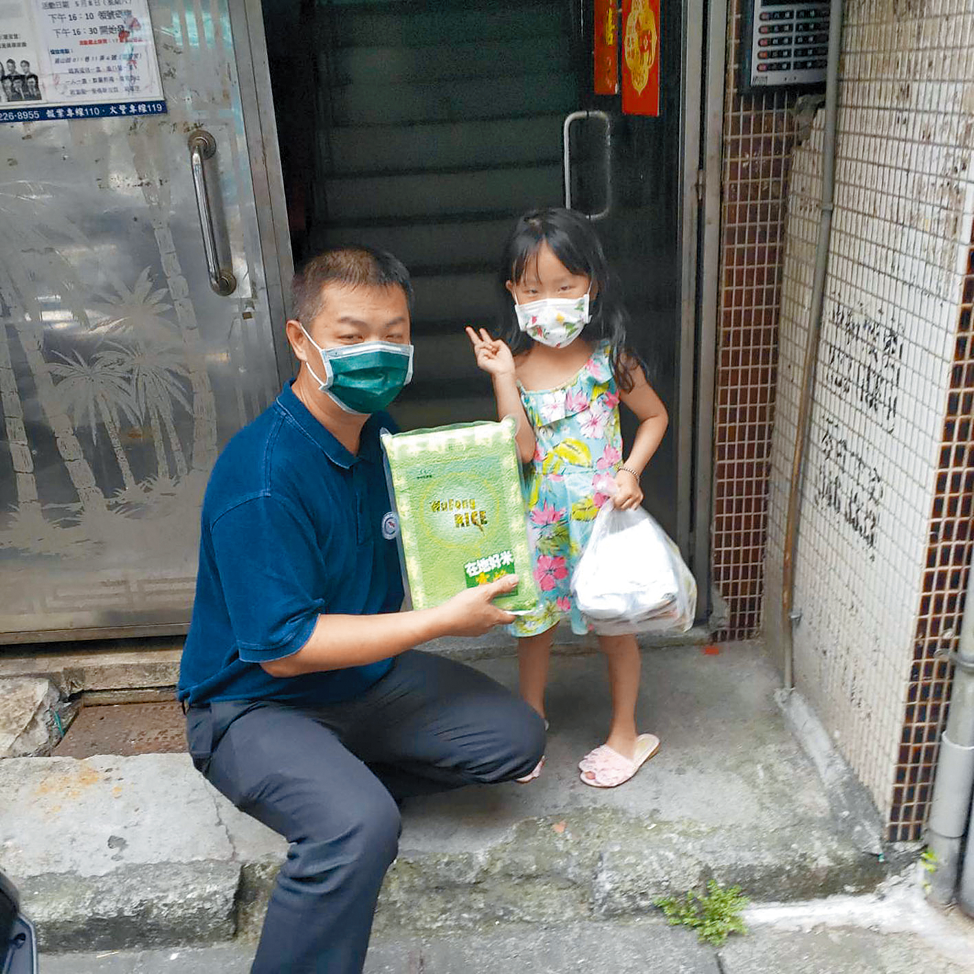 里長將食物送給需要的弱勢家庭孩童（團_大享食育協會提供）