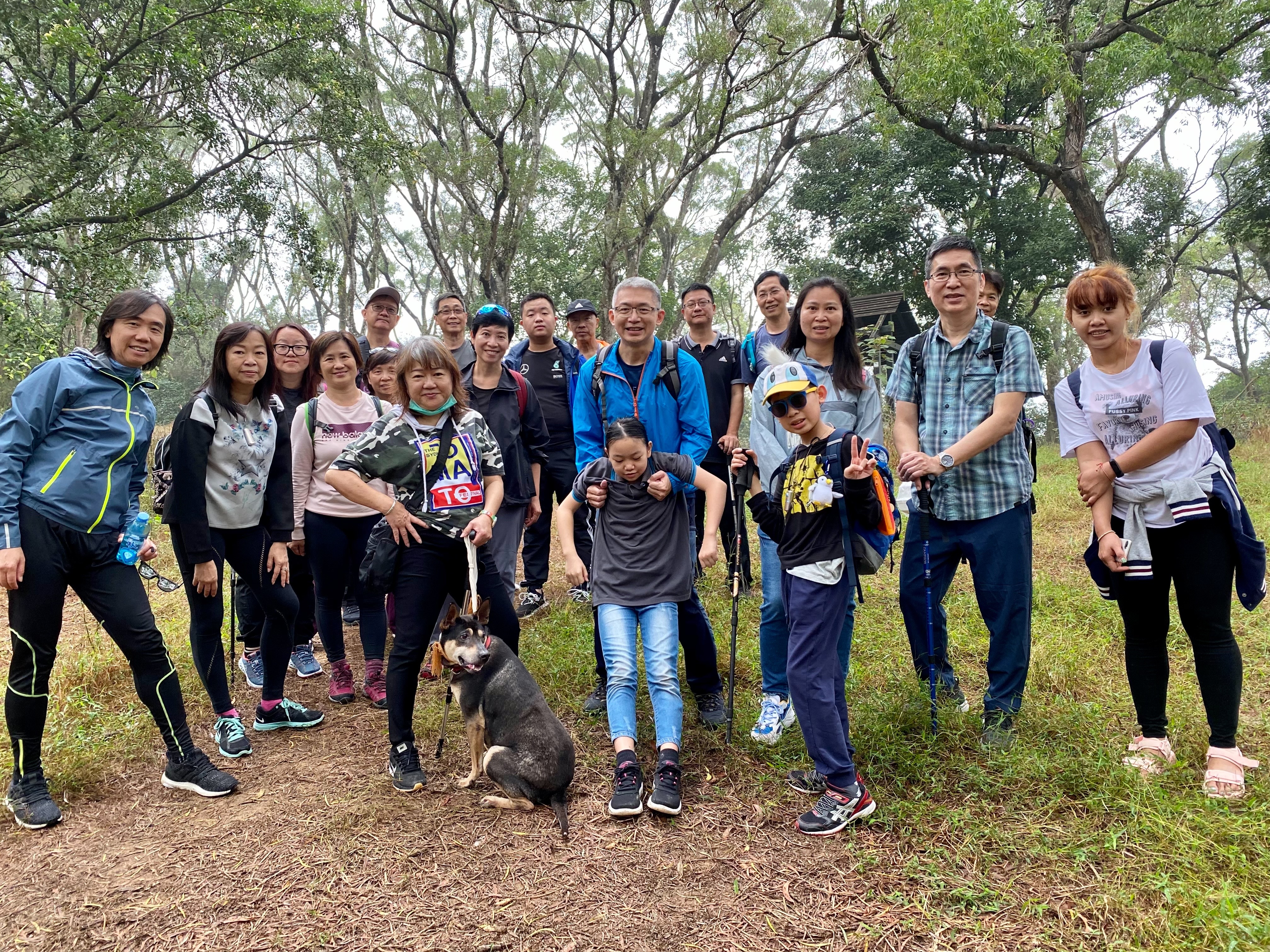 司徒永富（左）帶領弟兄姊妹一起登山靈修。