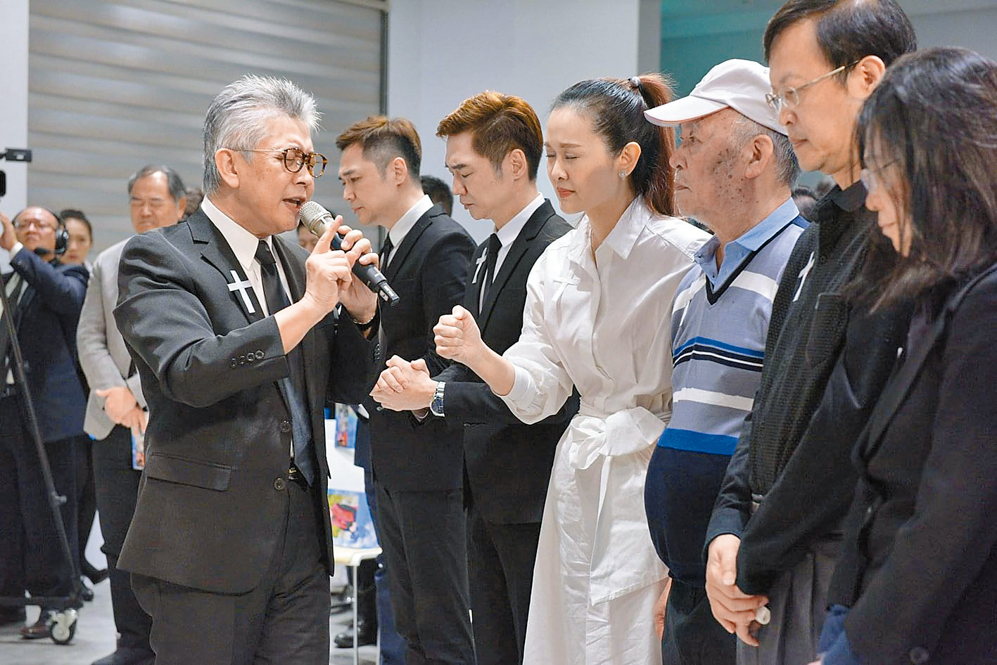 寇紹恩牧師為宋逸民牧師及陳維齡師母祝禱。（圖／受訪者提供）