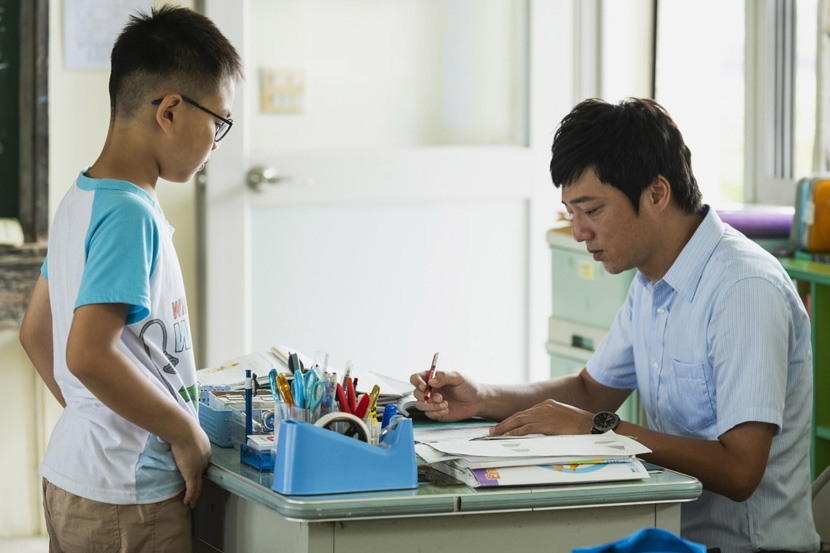 立宏老師平日照顧失恃的弱勢學生方小盛，卻因種種原因，在處理霸凌案過程顯得粗糙。（劇照提供：海鵬影業）