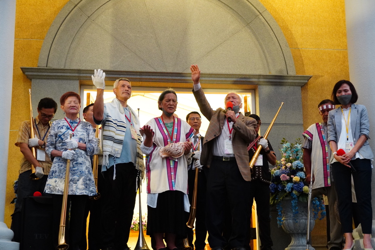 周神助牧師祝禱(圖/何毓芬攝影)