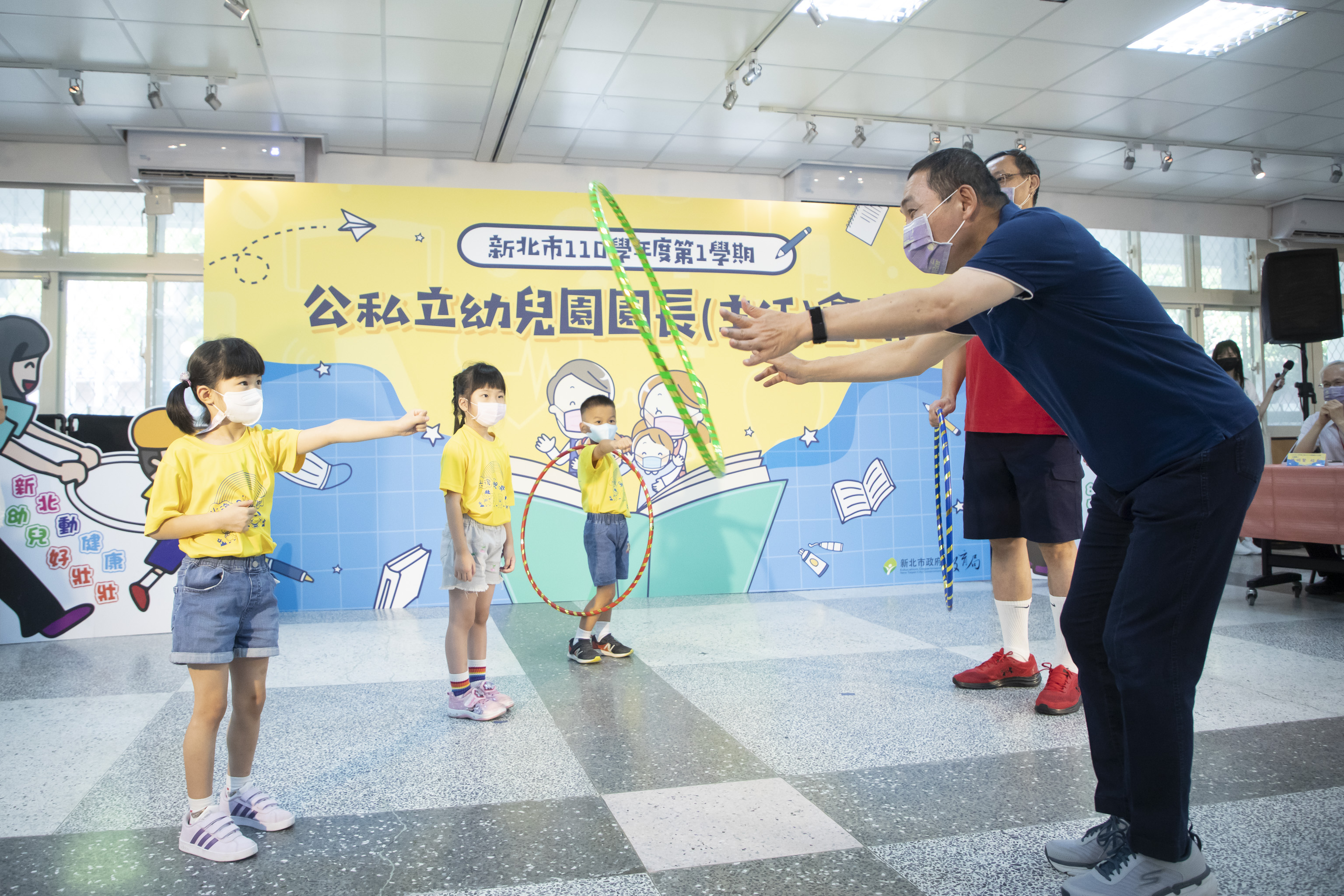 新北市爆發幼兒園群聚感染，圖為先前侯市長與非本次染疫事件幼兒園孩子互動場景。（圖新北市政府提供）