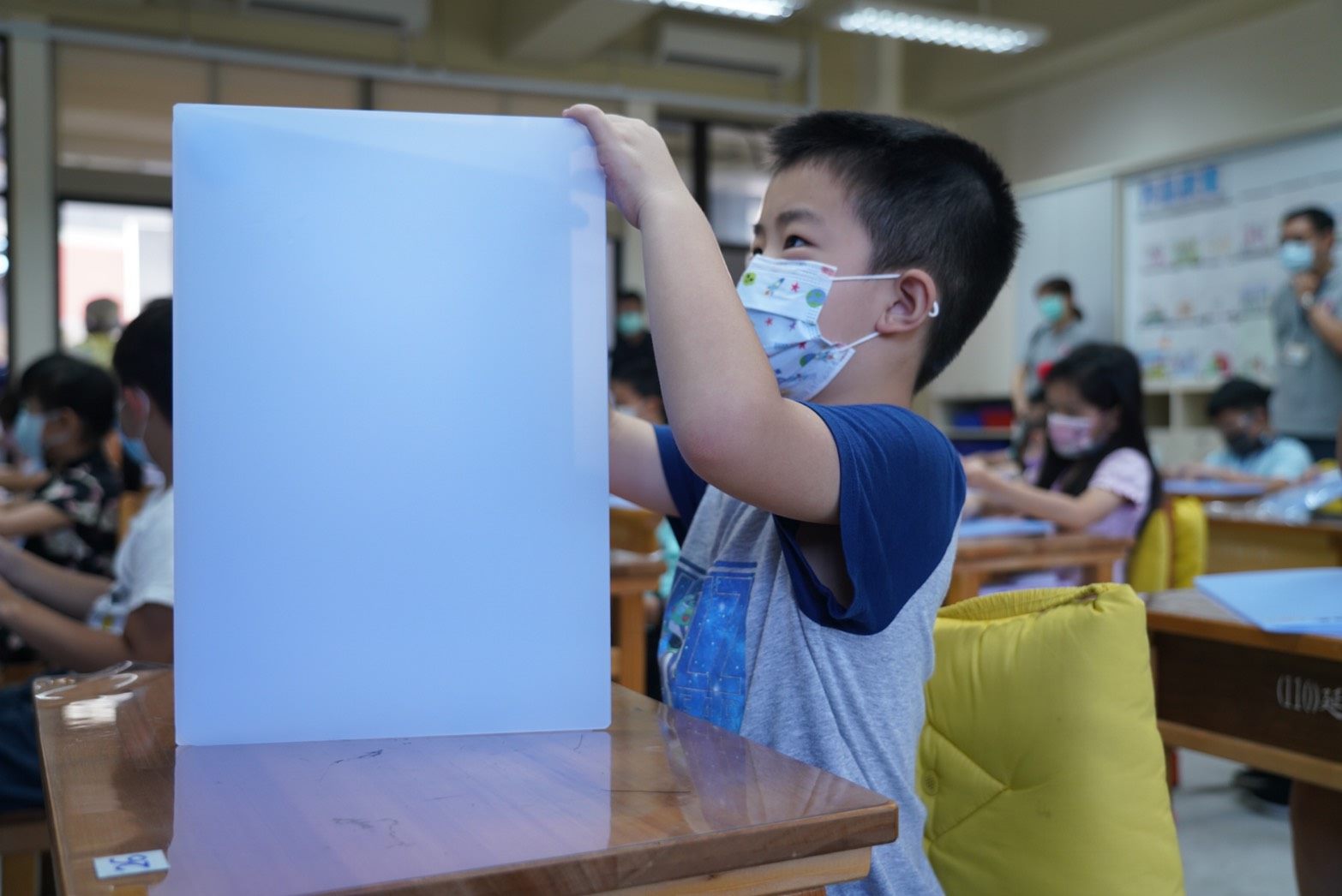 雙北校園疫情連環爆，每個接觸孩子的服事者都應該主動快篩（非當事學校，台北市政府提供）