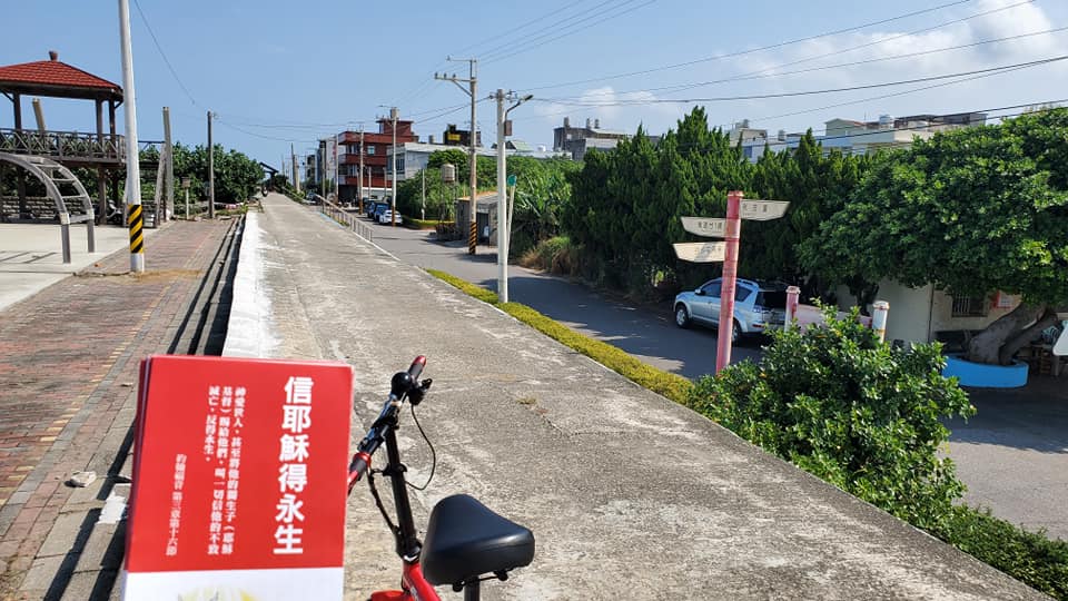 繞行台灣發單張與精美的福音小冊。(圖取自台灣聖經傳道協會臉書)