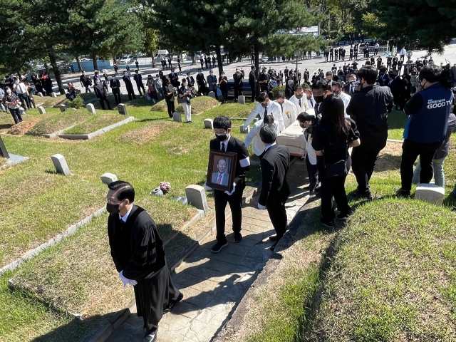 安葬在梧山里崔子實紀念祈禱院禱告山墓園。(韓國國民日報提供)