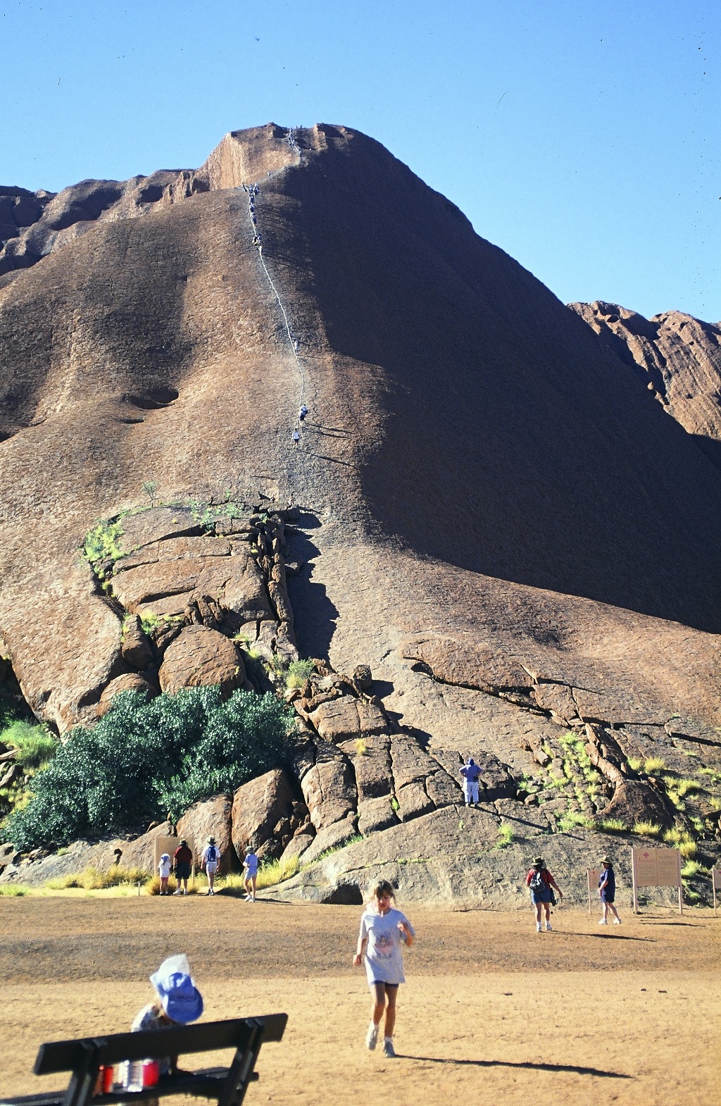 陡峭的艾亞斯岩，必須抓緊鍊條往上爬。如今，已禁止攀爬。