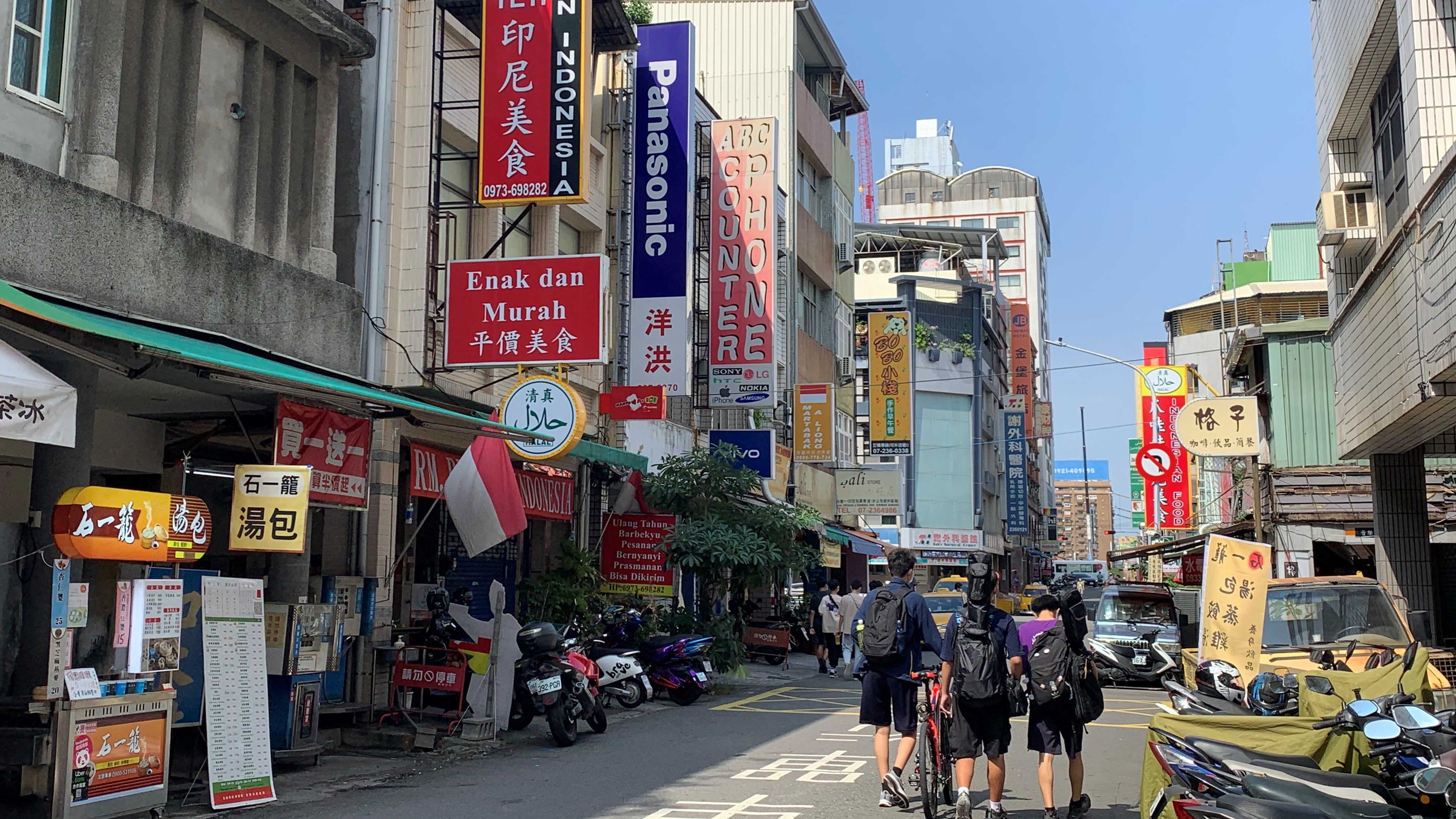 高雄車站「南國商圈」輕旅行。(謝宜汝攝影)