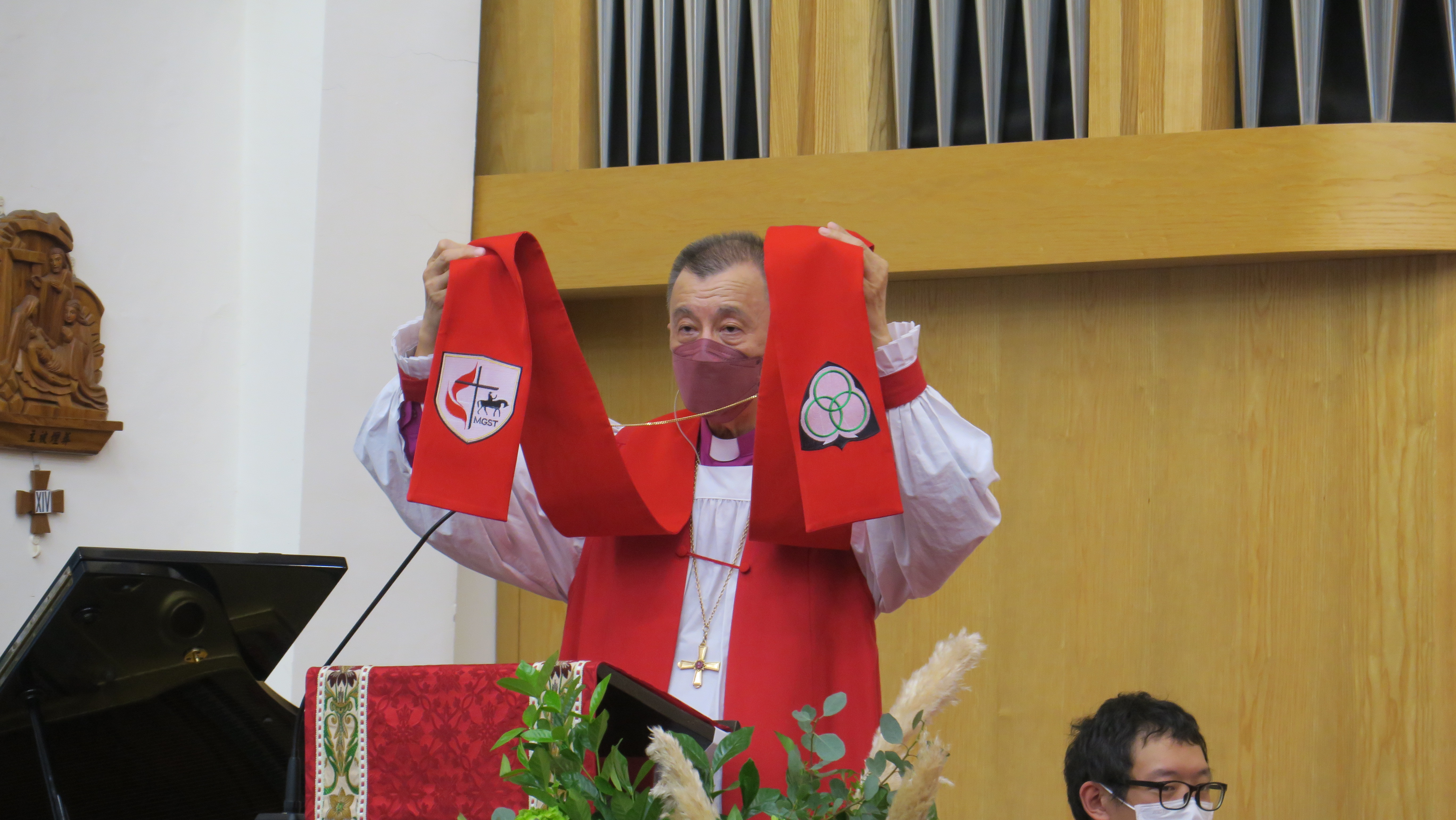 張主教介紹身上披的「聖帶」意涵。(圖/李容珍攝影)