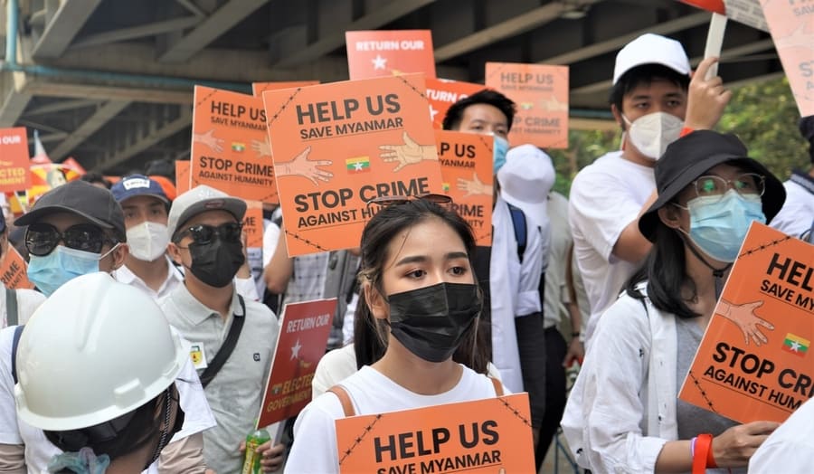 緬甸內戰邁入十個月，許多年輕人仍持續走上街頭抗議。(圖／緬甸李聖誕傳道提供）