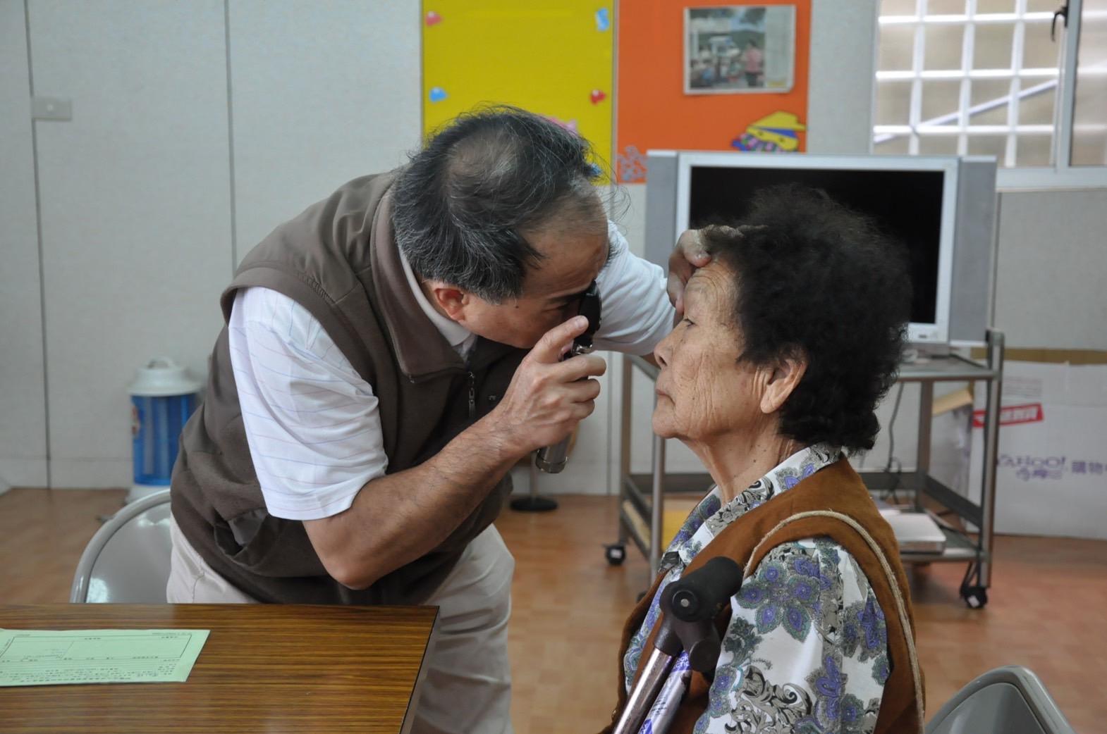 鄭立智醫生常常走訪偏鄉行醫、關懷長輩。(圖／恆基提供）