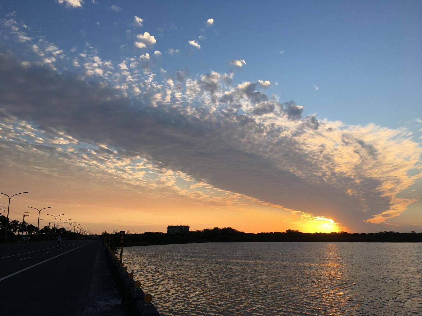 在末後的日子裡會越發清楚分辨黑暗與光明。(圖為台南府城1111夕照，由葉杰瑜牧師提供)