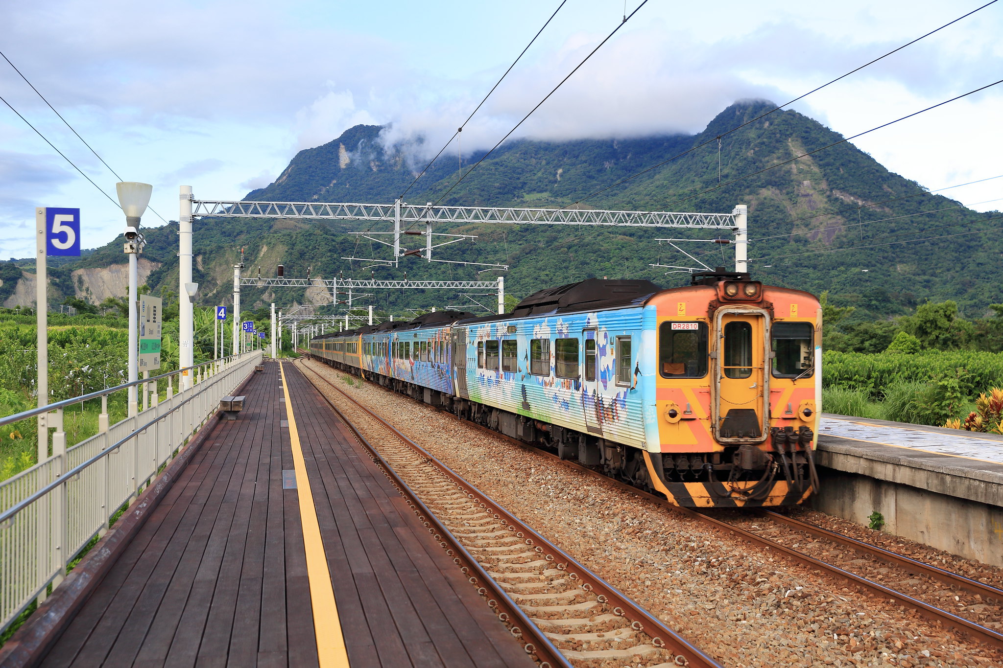 列車經過山里車站呼嘯而過。（來源：Flickr／Ethene Lin／CC）