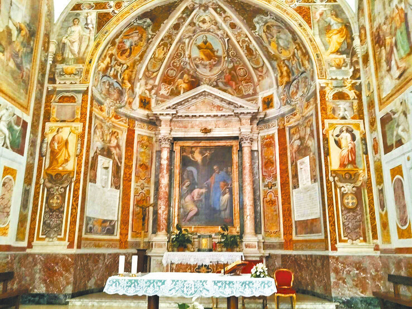 教堂祭壇及其周圍描繪聖人和天使的畫作。中間是彼得在此為聖普里斯卡施洗的畫作。相傳彼得曾在此施洗。（王桂花攝影）