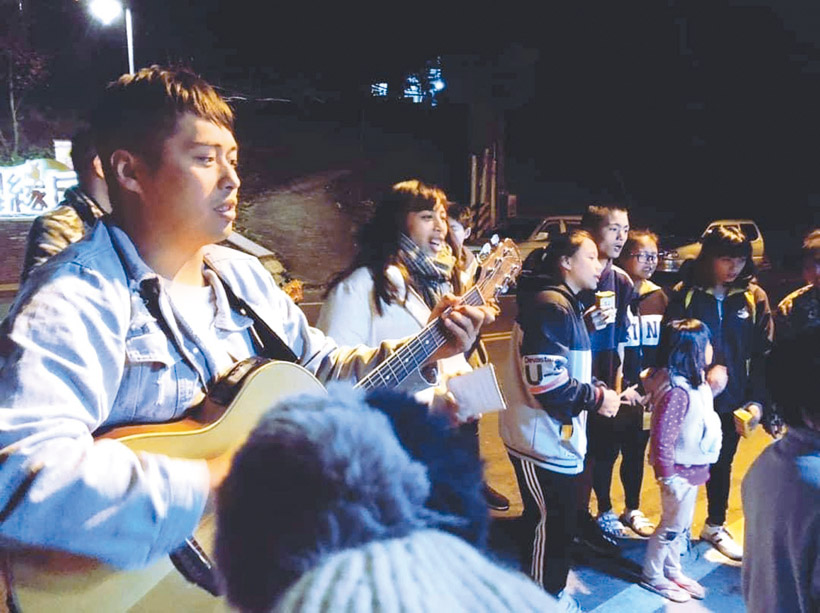 梨山長老教會原住民青年平安夜報佳音。（圖／Kawas Yaway提供）