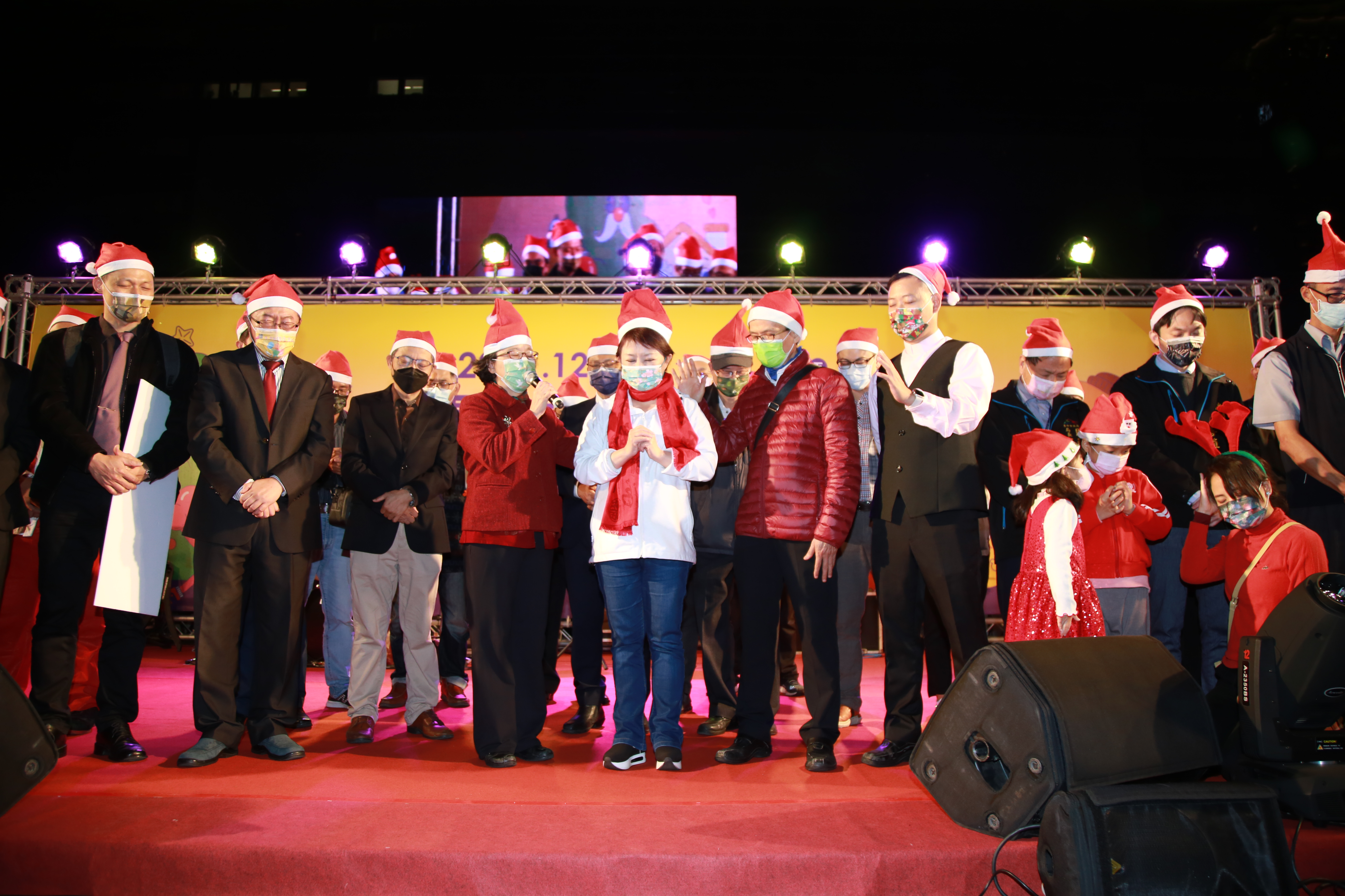 牧者們為盧秀燕市長祝福及為城市平安禱告。(圖/台中市政府提供)