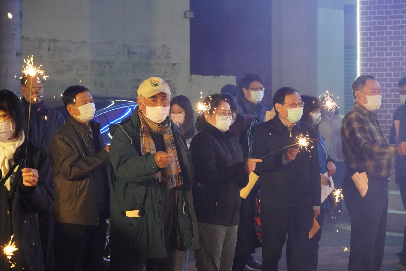 教會不分男女老少拿著仙女棒照面亮新年(圖/台南東門巴克禮紀念教會提供)