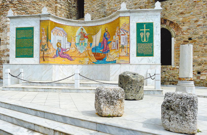 使徒保羅登陸歐洲紀念碑（尼亞波利，今日卡瓦拉港），前方是傳聞中保羅曾足踏的石塊。（王桂花攝影）