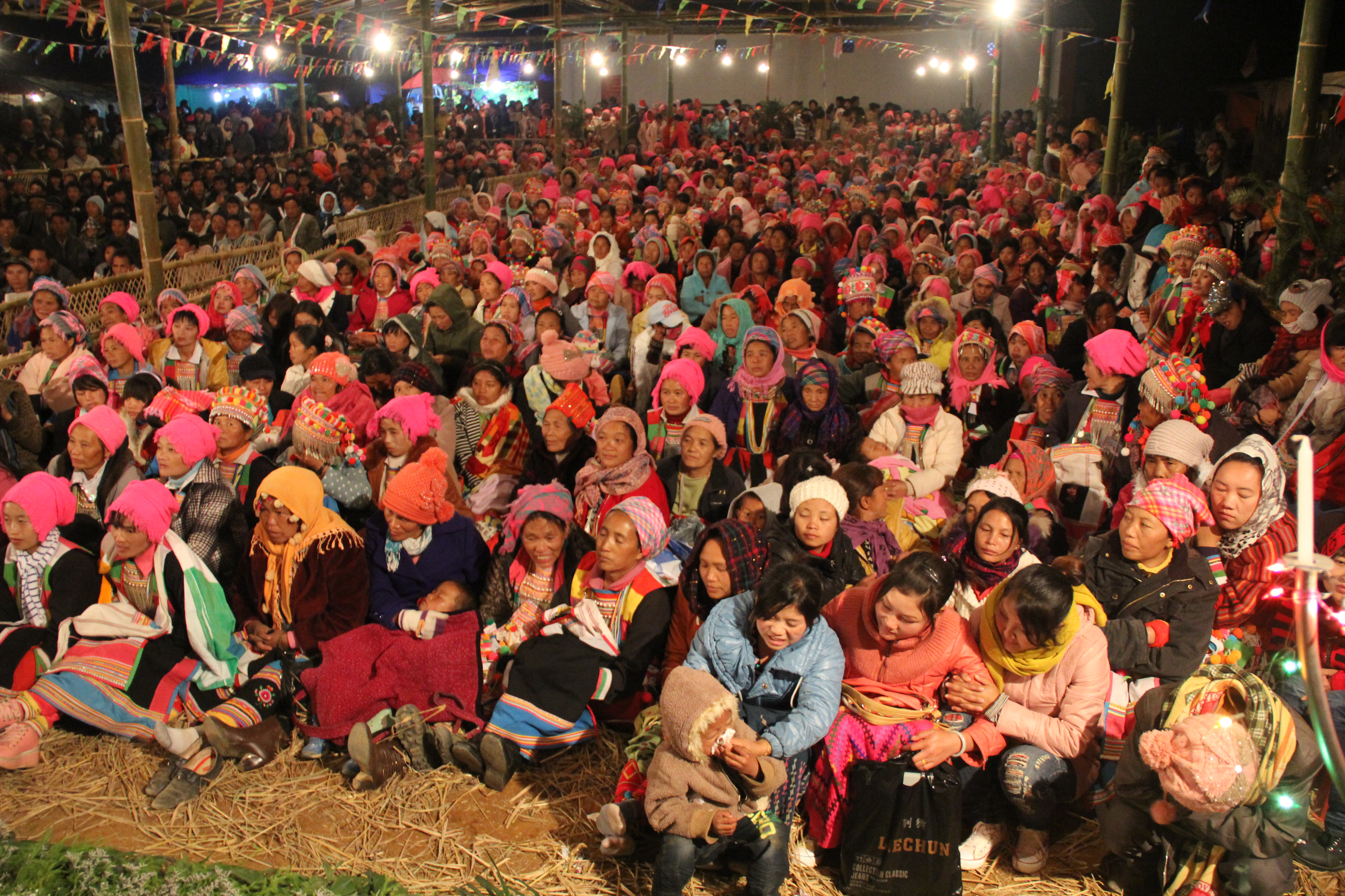 少數民族在部落參與耶誕節佈道會。
