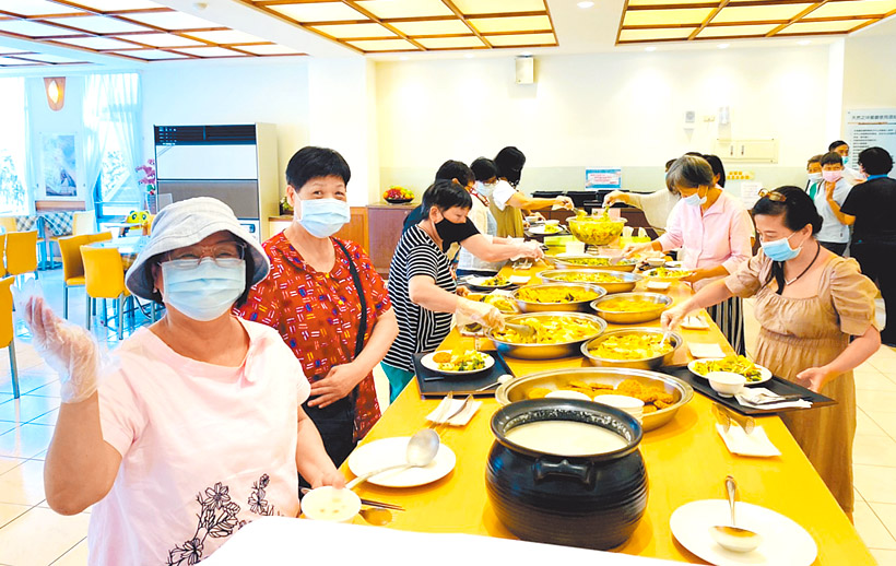 中午用餐，享受健康蔬食。（圖／臺安醫院新起點課提供）