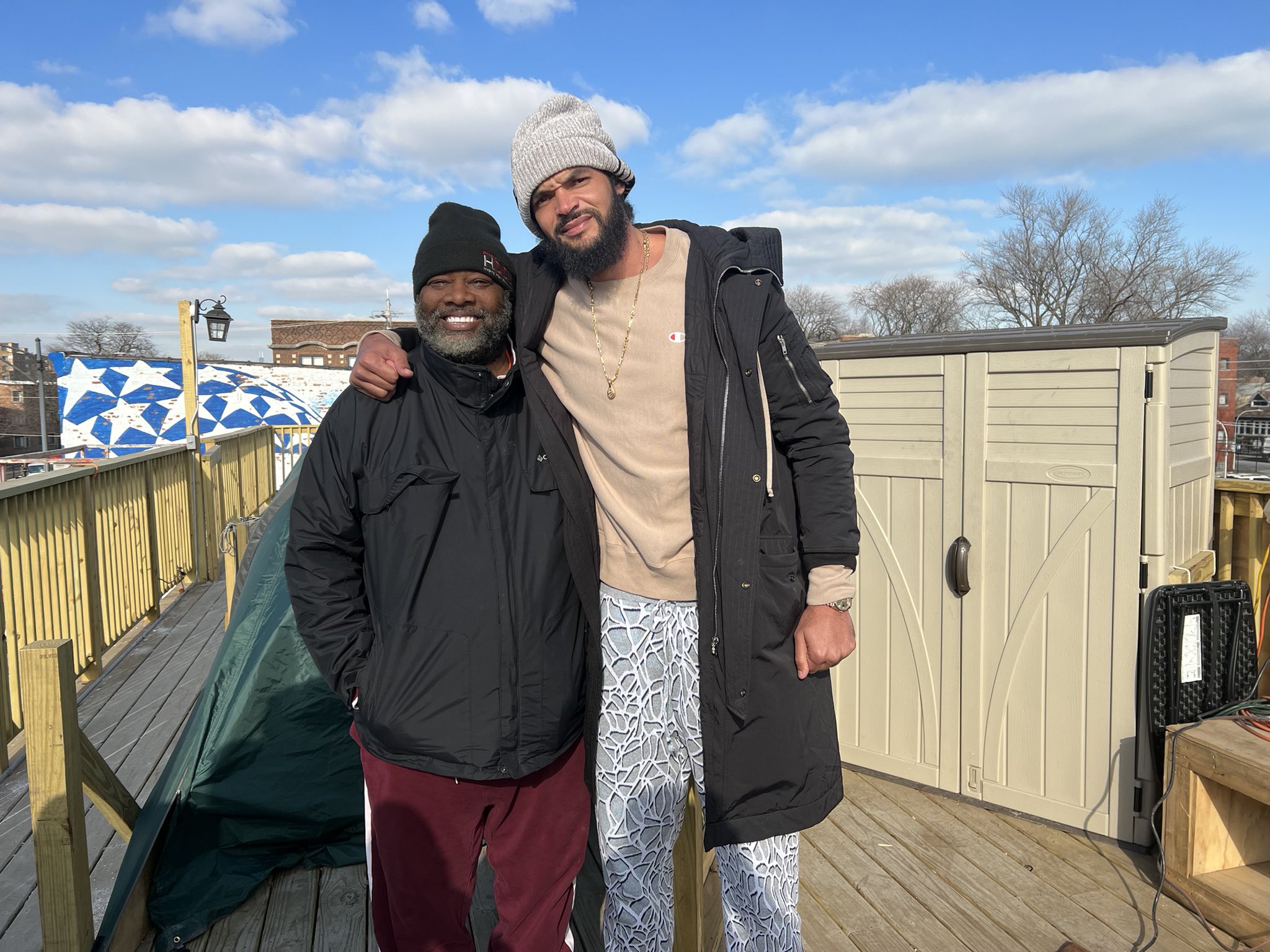 前NBA球員喬金．諾亞來探訪布魯克斯牧師。（圖／Twitter@CoreyBBrooks）