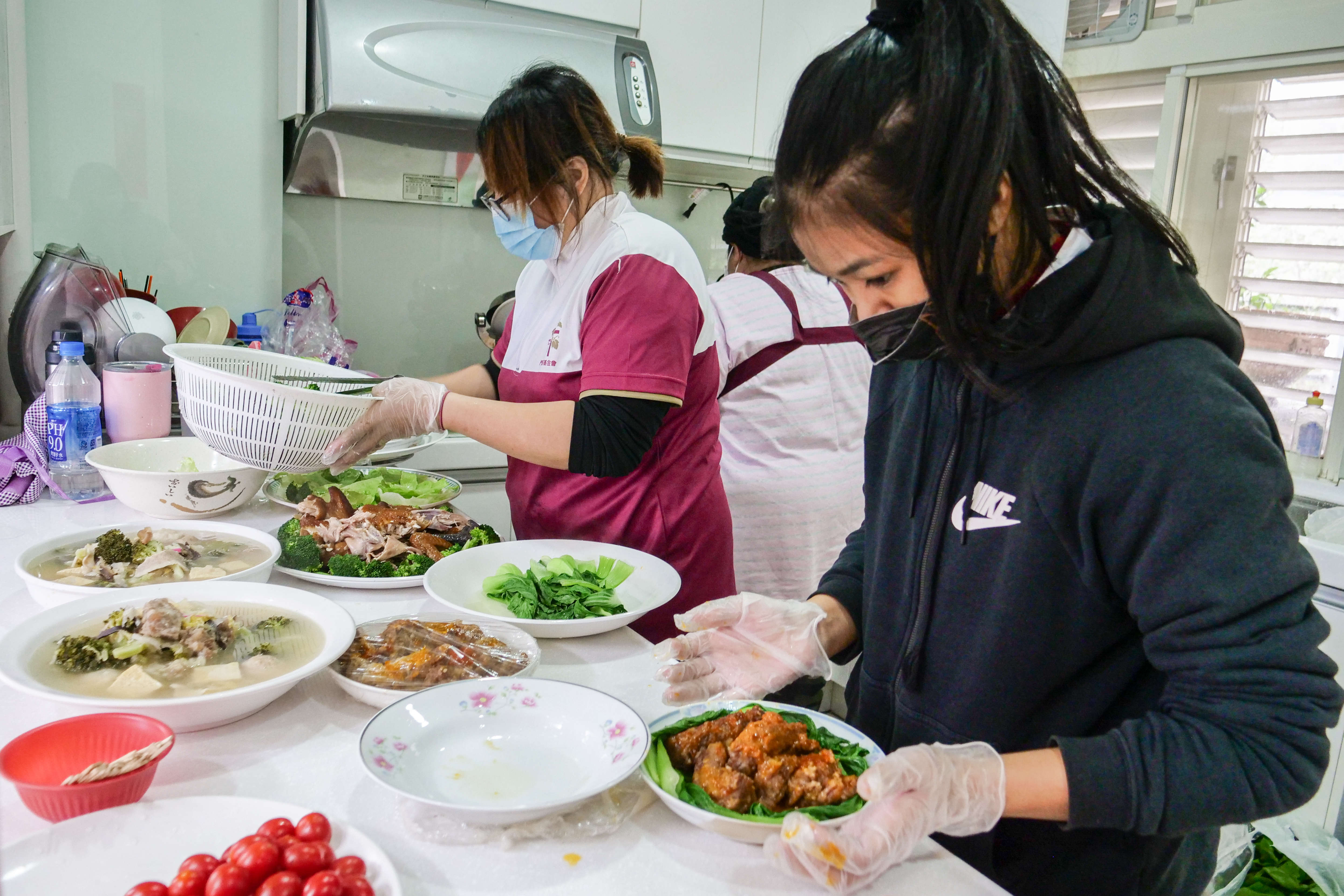 門諾基金會各工作站精心準備圍爐料理給長輩。(圖/門諾基金會提供)