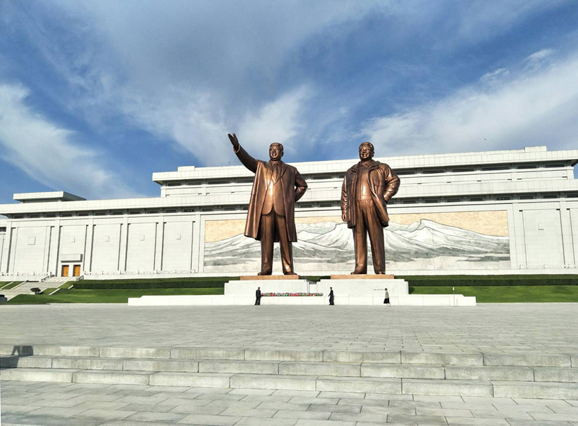 金氏父子巨像，北韓近乎偶像崇拜的對象。（作者攝影）