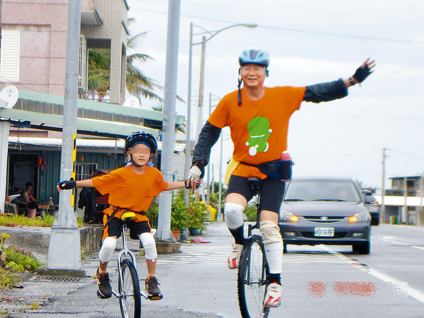 黃牧師陪孩子騎獨輪車。